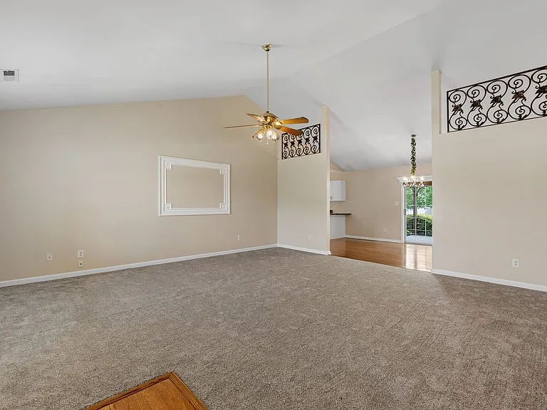 124 Cornelson Dr — Photo 8