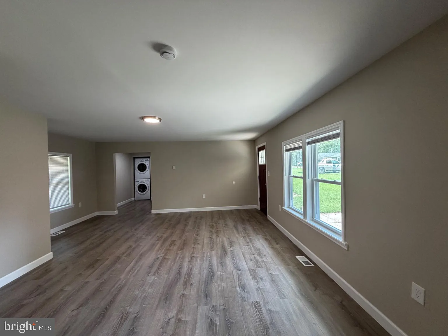 3 bed, 2.0 bath, 1180 sqft, $2,350 — Photo 2