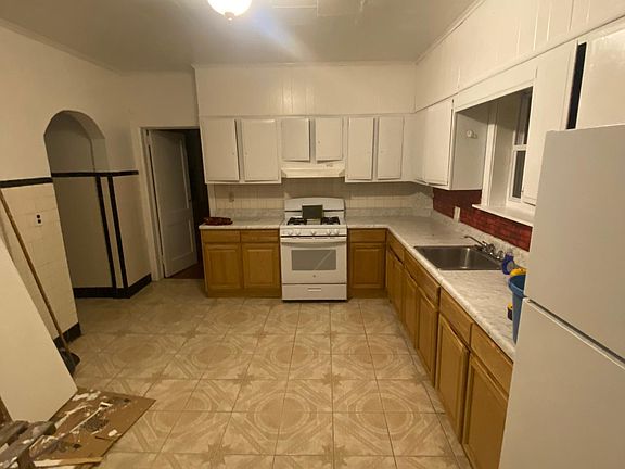 3rd image of 128 N 8th Ave Floor 1