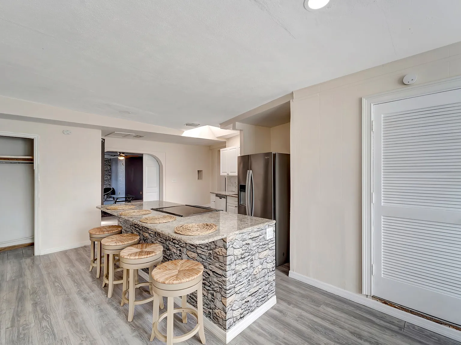 8 bed, 2730 sqft, $740 — Photo 2