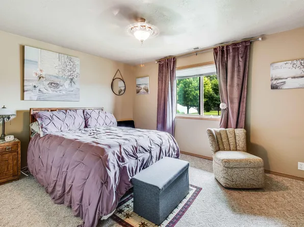 206 Emmett Trl, Harrisburg, SD 57032