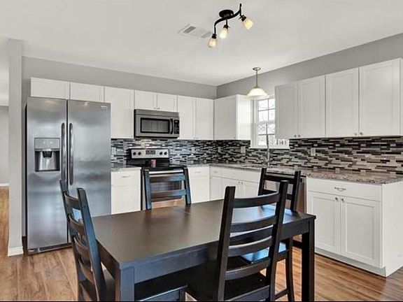 5th image of 315 W Bond St