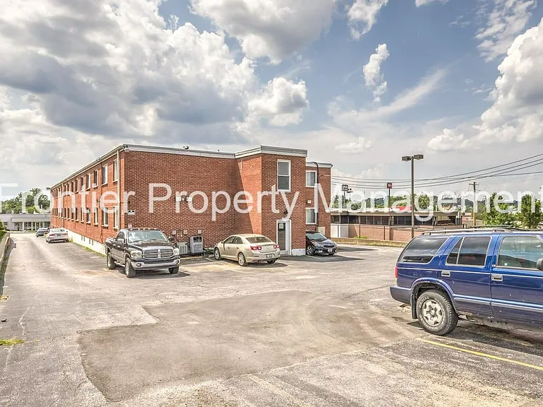 1 Bed/1 Bath Apartment off Hampton Ave! — Photo 12