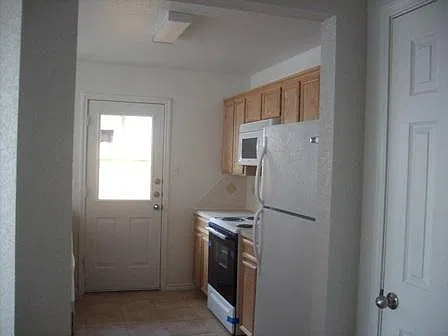 3 bed, 1049 sqft, $1,245 — Photo 2