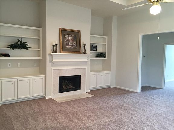 Huge Family Room w/fresh paint and new carpet