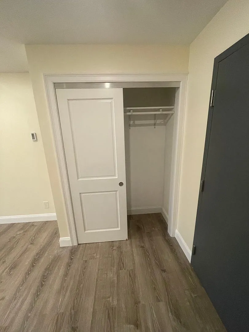 Huge updated studio the size of most 1 beds!! — Photo 1