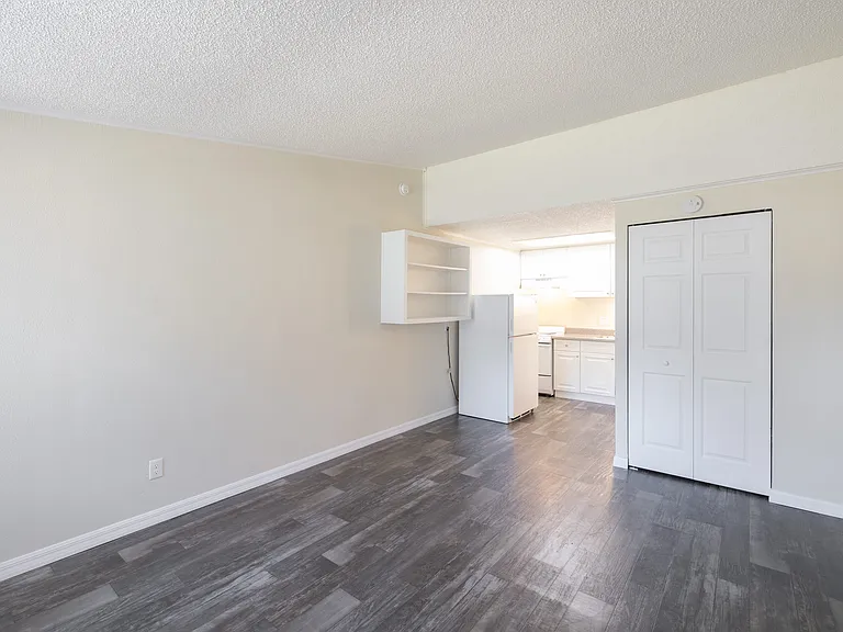 Crystal Court Apartments — Photo 47