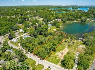 3404 Clintonville Rd, Waterford, MI 48329