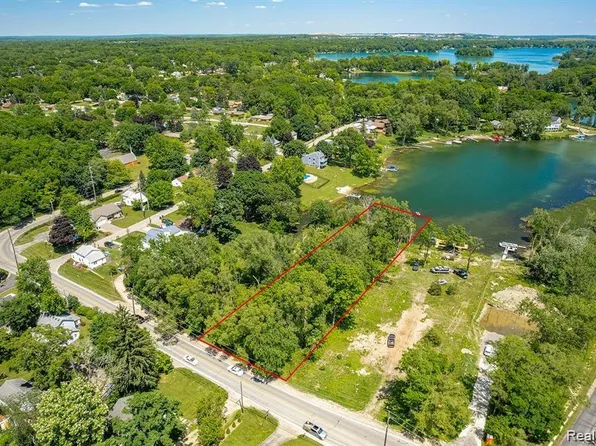 3404 Clintonville Rd, Waterford, MI 48329