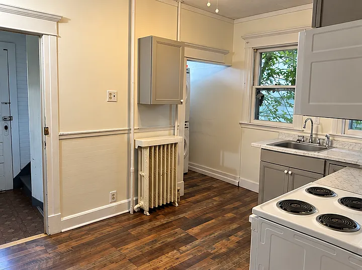 77 S Pine Ave — Photo 3