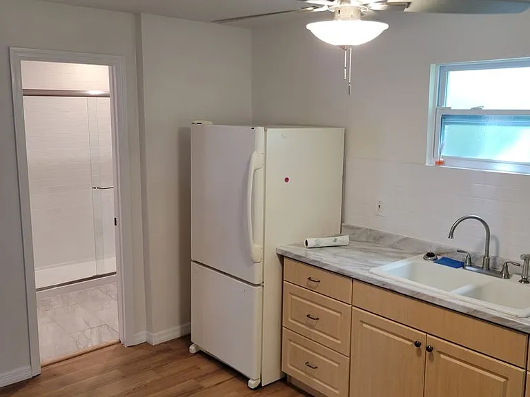 318 W Hilda St — Photo 4