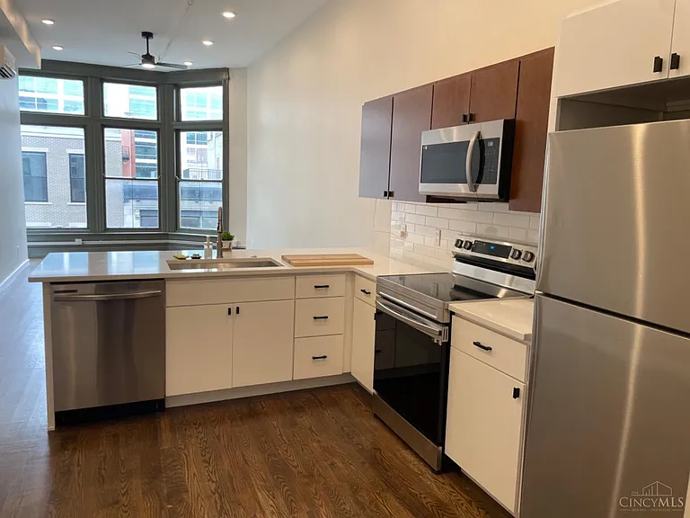 312 W 4th St #304 — Photo 8