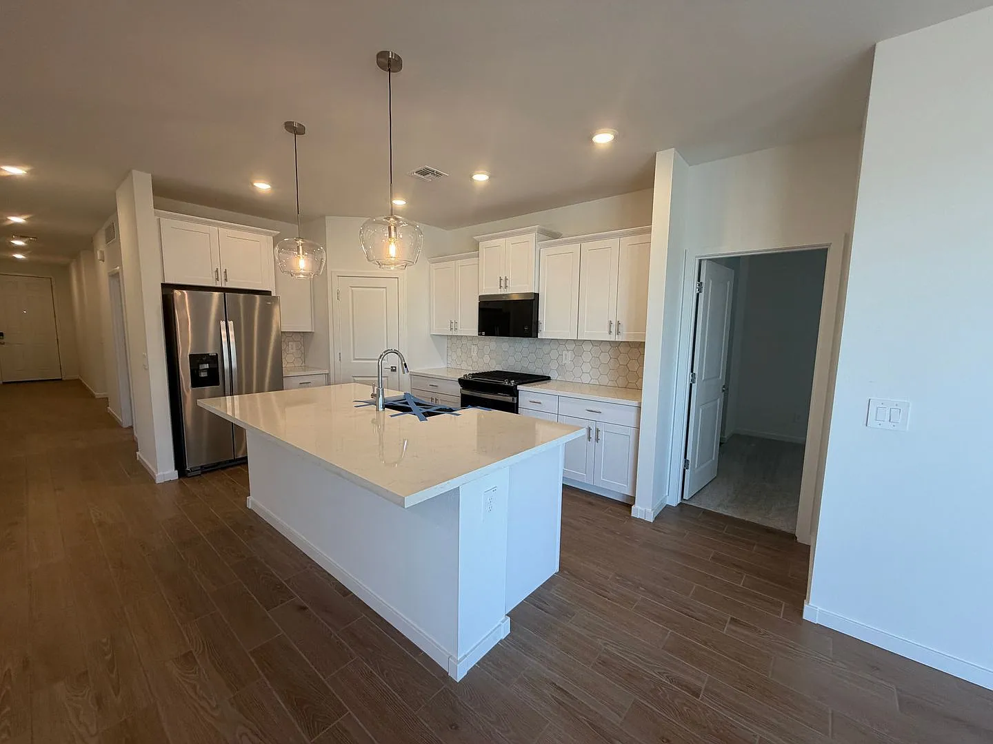 4 bed, 2.0 bath, 1832 sqft, $2,300 — Photo 2