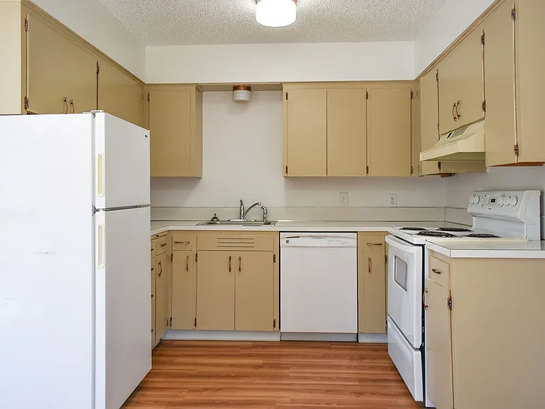 Kathy-Ann Apartments — Photo 24
