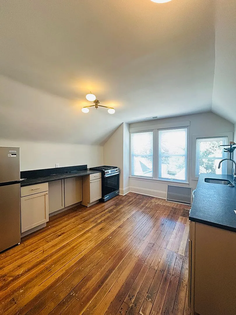 Spacious 2 Bedroom — Photo 4