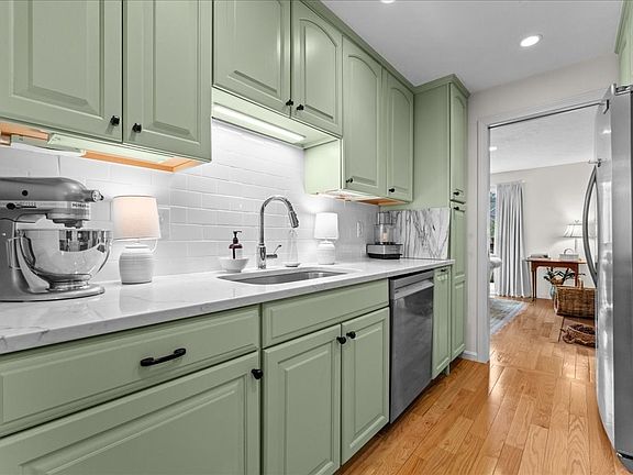 5th image of 225 Lincoln St APT B1