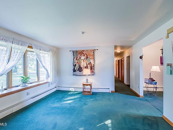 5th image of 127 Laurel Ln