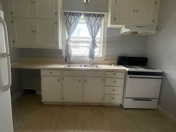 5th image of 1110 E 10th St APT 1