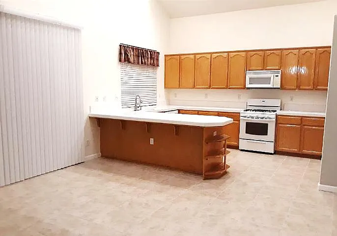4 bed, 2.5 bath, 1990 sqft, $2,675 — Photo 4