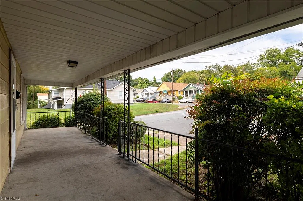 3 bed, 1.0 bath, 1180 sqft, $1,250 — Photo 2