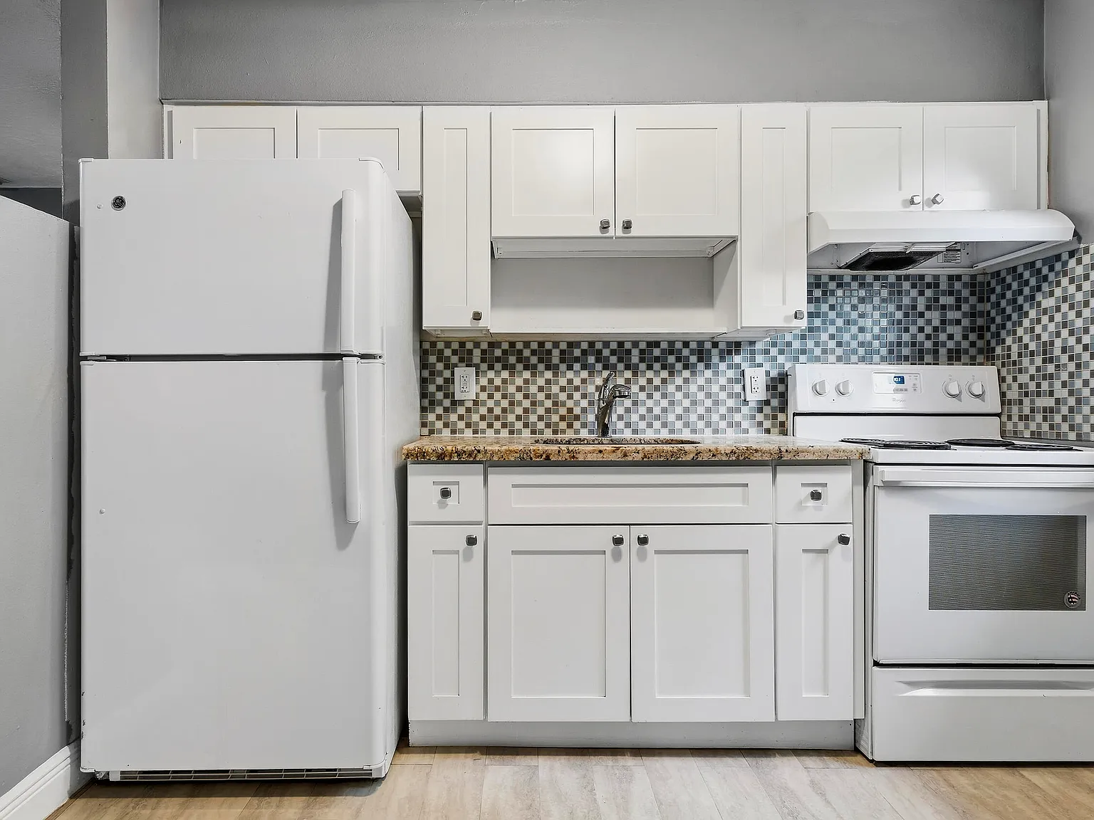 3 bed, 1.0 bath, 960 sqft, $2,400 — Photo 2