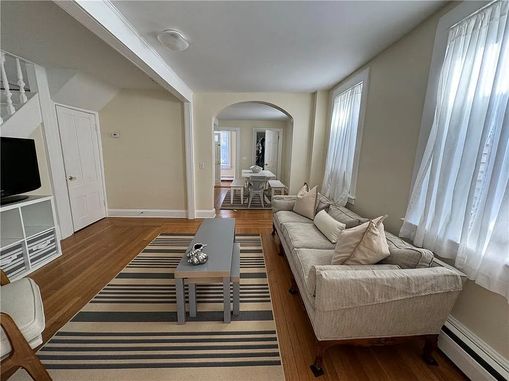 3 bed, 2.0 bath, 1106 sqft, $2,900 — Photo 2