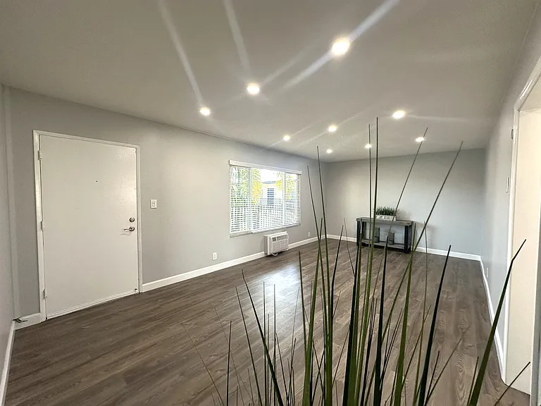 Marquis Apartments — Photo 11