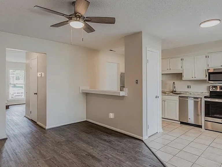 3853 Chimney Creek Dr — Photo 2