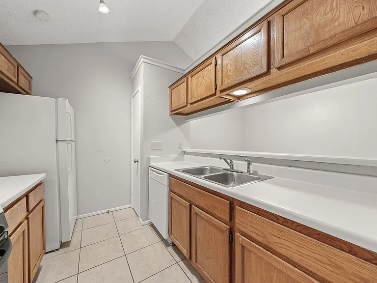 411 Greenlawn Blvd — Photo 12