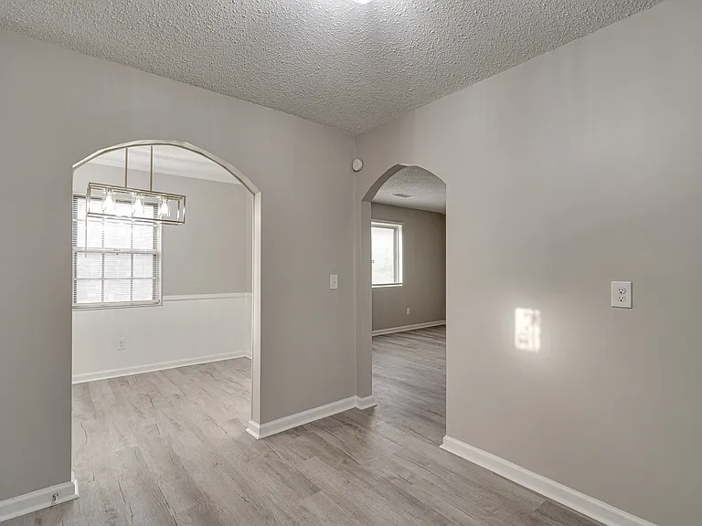 906 Hawthorne Ct — Photo 10