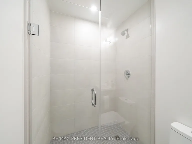 400 King St W #610 — Photo 4