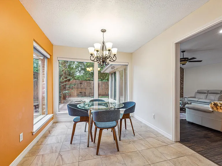 910 Coachlight Dr — Photo 11