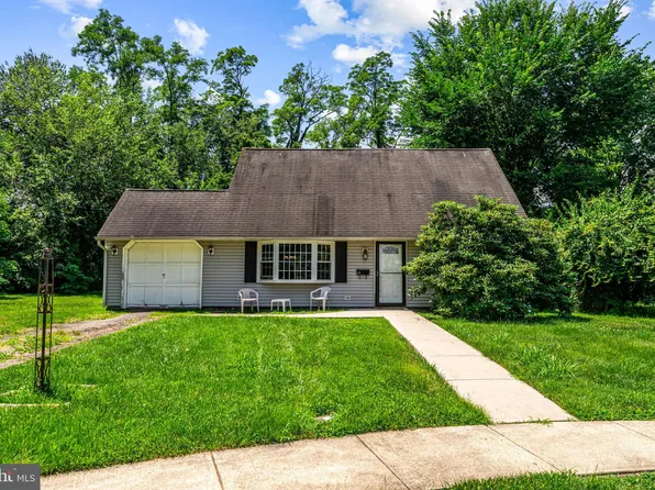24 Eventide Pl, Levittown, PA 19054