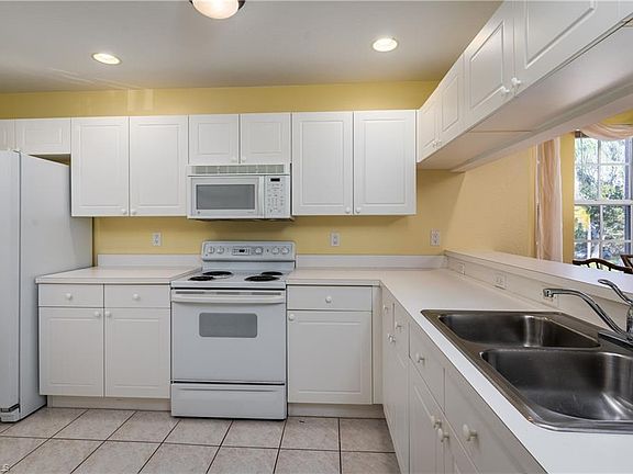 3rd image of 3475 Lake Shore Dr APT 121