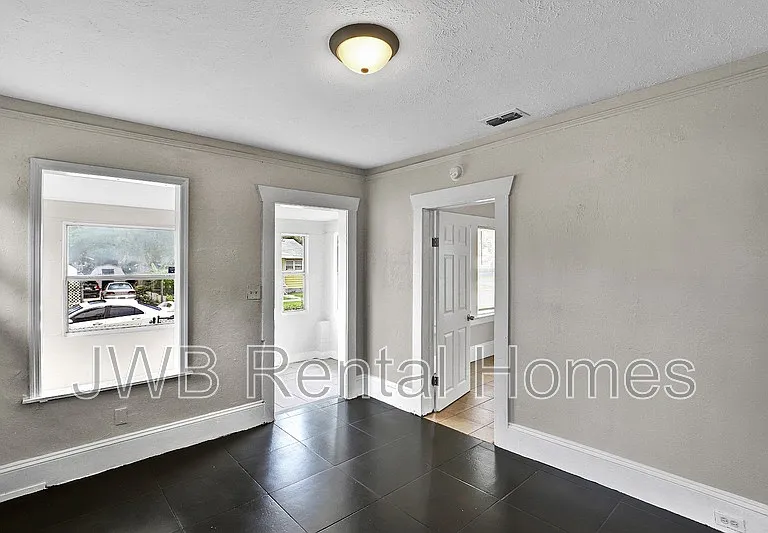 1316 W 31st St — Photo 7