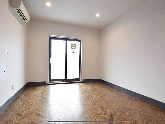 5th image of 218 Montrose Ave APT 2