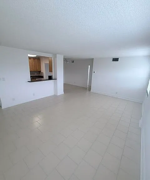 2555 NE 11th St #402 — Photo 9