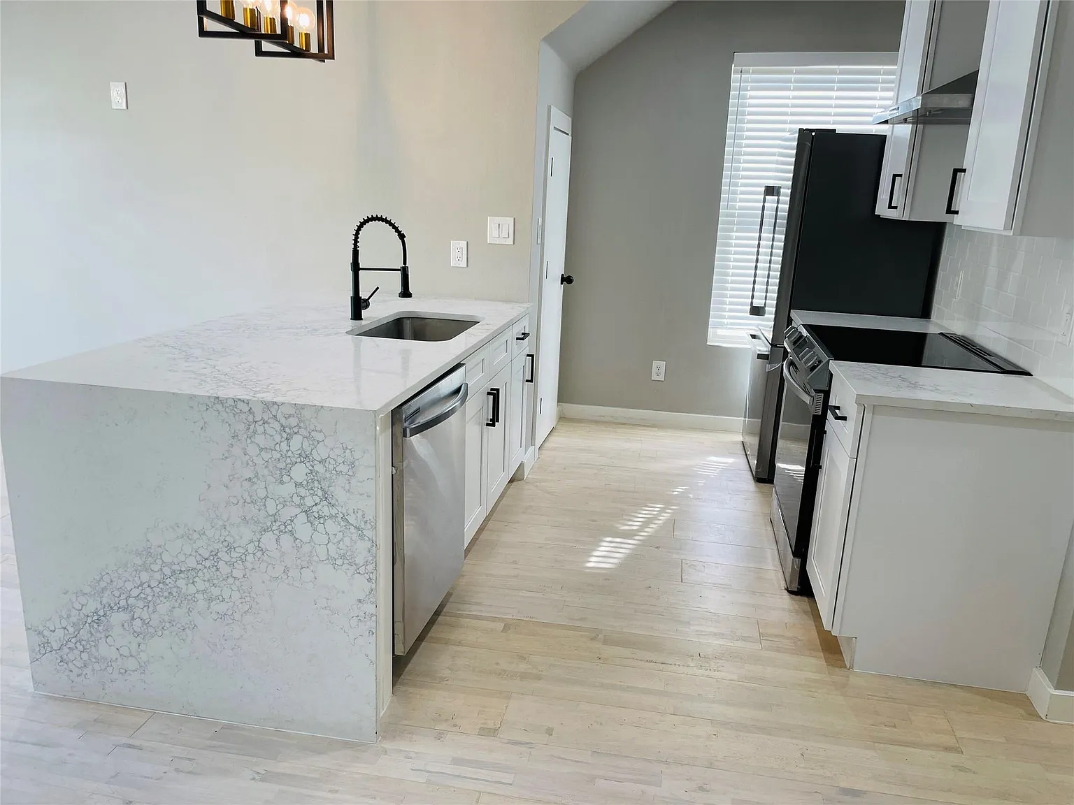 2 bed, 824 sqft, $1,750 — Photo 3