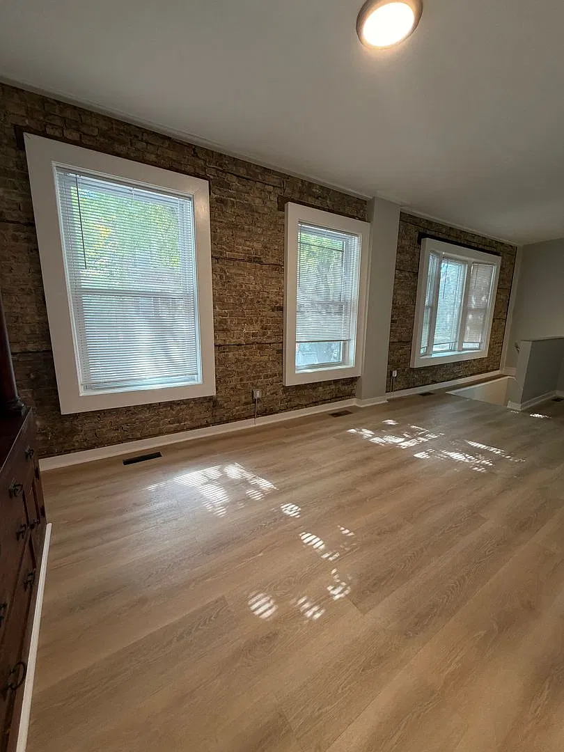 3018 W Schubert Ave - 1R — Photo 3