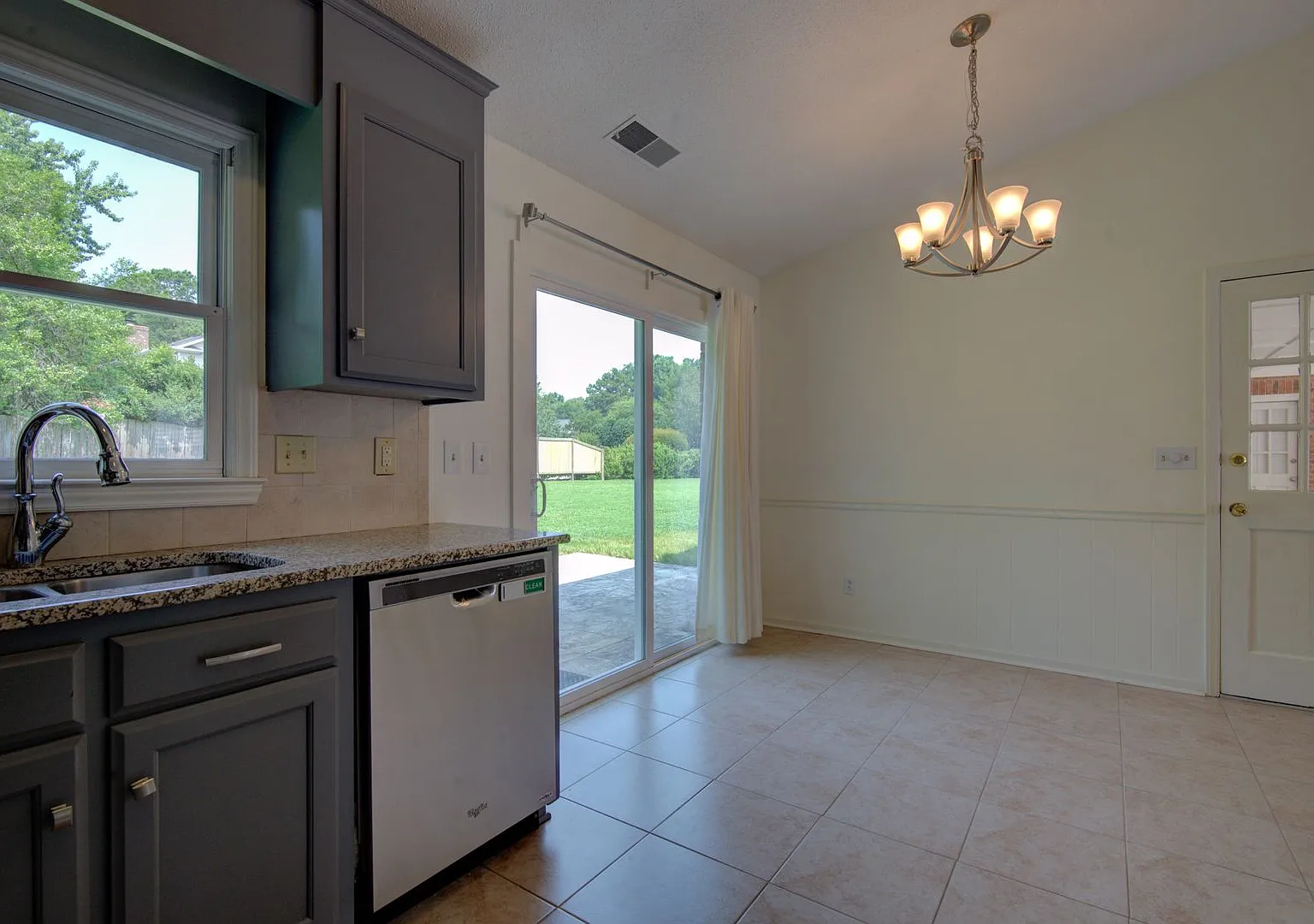 Coming Soon! Your Ideal Rental Home Awaits: 3 Beds | 2 Baths With Modern Finishes And Updates! — Photo 4