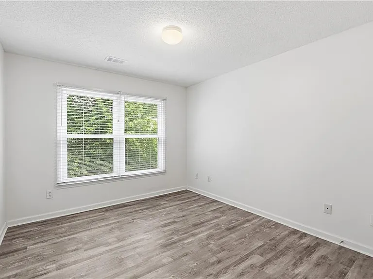 6430 Barwick Ln — Photo 32
