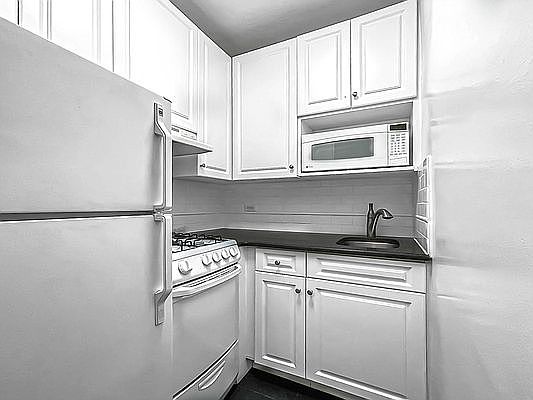 4th image of 4 Park Ave APT 4G