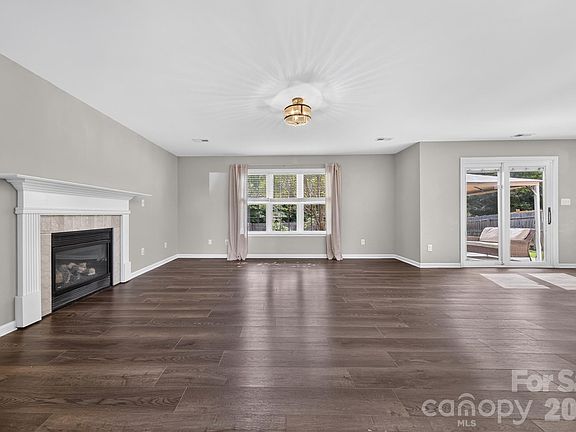 3rd image of 1505 Hollythorne Dr