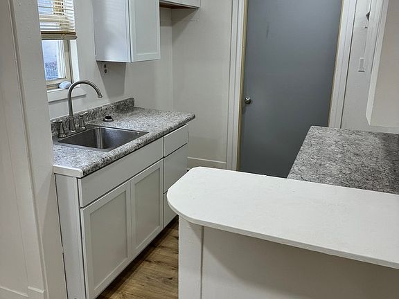 3rd image of 406 W 6th St