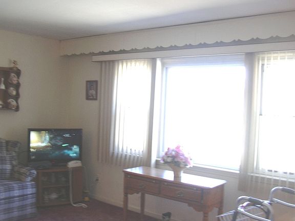 4th image of 8 Highview Dr