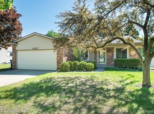 1157 Meadowcrest Dr, Waterford, MI 48327