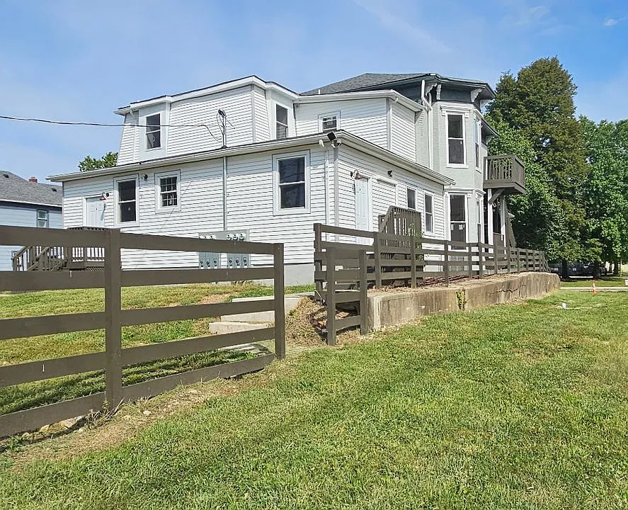 703 W Adams St