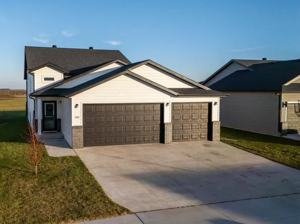 302 8th St E, Horace, ND 58047