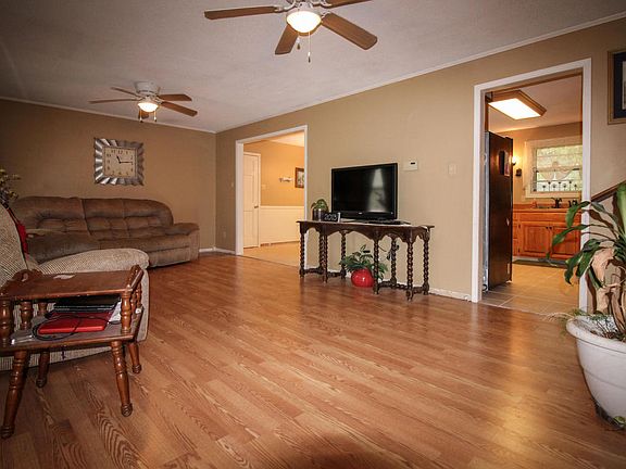 4th image of 701 W 18th Ter