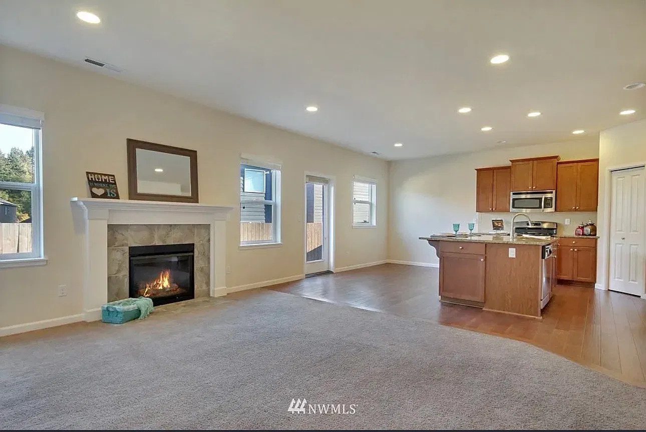 4 bed, 2297 sqft, $4,500 — Photo 2